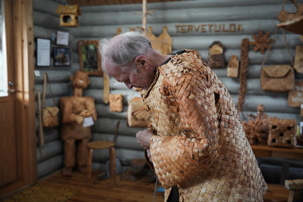 Finlande : Un artiste transforme l'écorce de bouleau en œuvres d