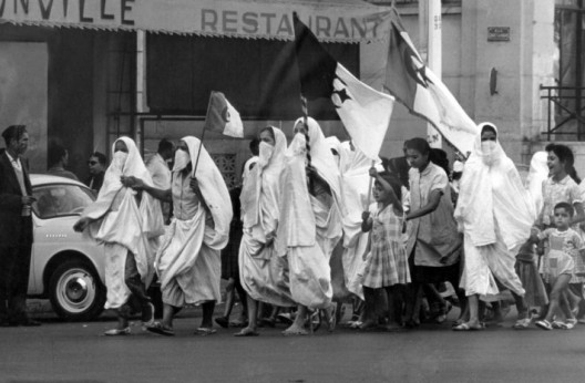 La stratégie machiavélique de la France : la vente concomitante  : Colonisation et guerre d’Algérie