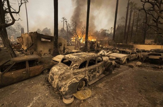 Los Angeles : Les incendies toujours indomptés, au moins dix morts