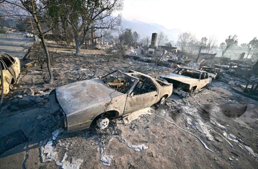 Incendies à Los Angeles : Le vent faiblit, les critiques  se multiplient