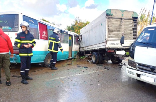 Commune d’El Hadaïek (Skikda) : 21 blessés dans une collision entre un bus et un camion