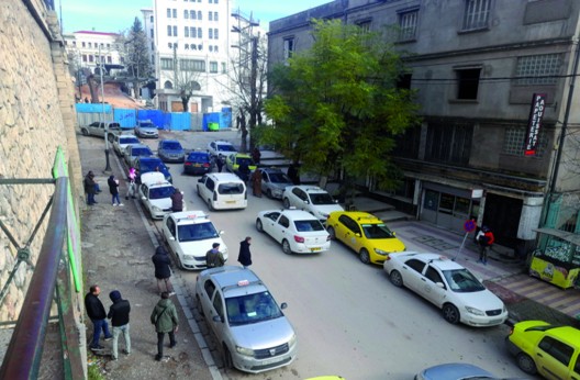 Transport vers Ali Mendjeli (Constantine) : Les chauffeurs de taxi imposent leur loi