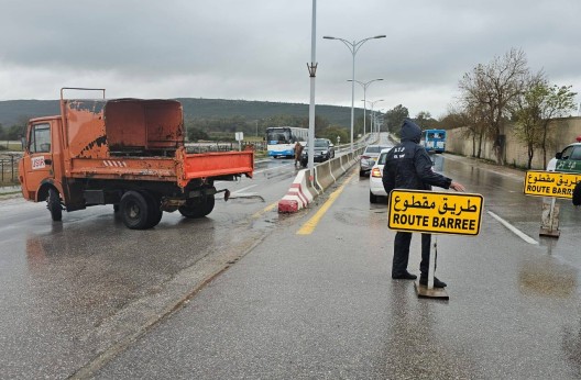 Fortes chutes de pluies et de neiges au centre et à l’est du pays : Les crues des oueds provoquent la fermeture d’axes routiers