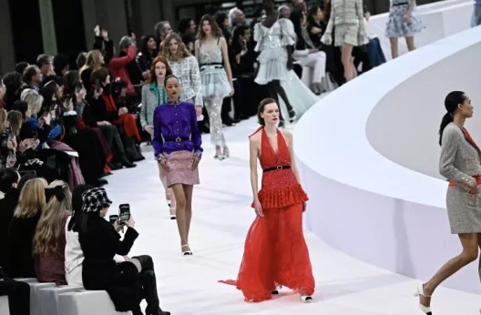 Haute couture : Chanel tout en légèreté  et en couleurs