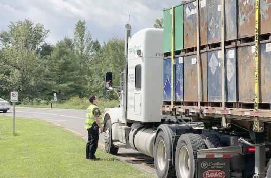 Trump impose de nouveaux droits de douane sur l’aluminium et l’acier : Le Canada et l’UE promettent une réponse «ferme»